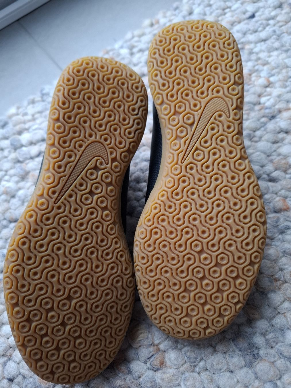 Nike Scarpe per ragazzi: Nike Hallenschuhe schwarz Grösse 36 gebraucht! – Usato da Dörflingen venduto da Sander 2