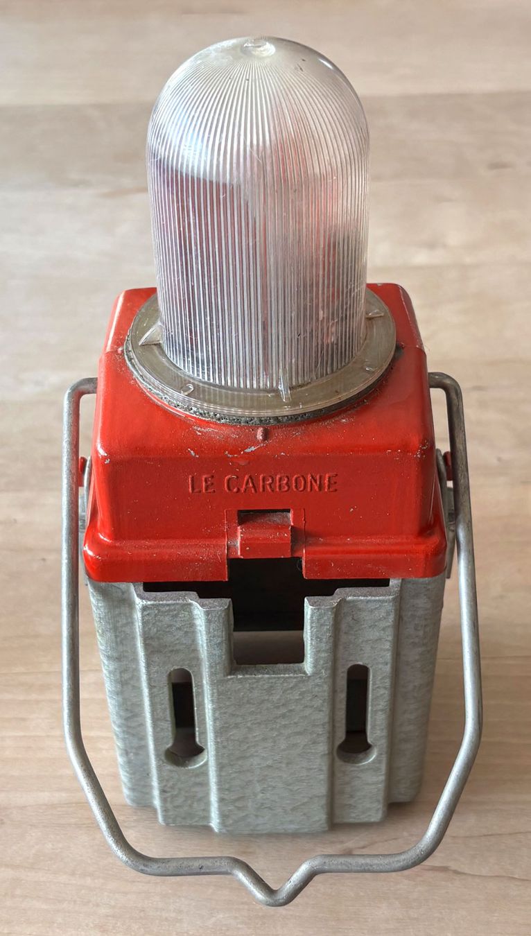 Lampade: Baustellenlampe, rot, LE CARBONE, antik – Usato da Füllinsdorf venduto da Bubnik