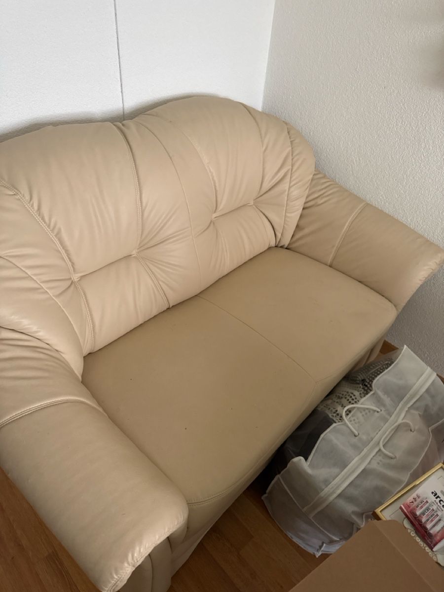 Sofas: Kunstleder Sofa – Gebraucht aus Gossau SG von Jmasterj