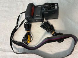 Digitalkamera Nikon Coolpix E990 mit Kabeln