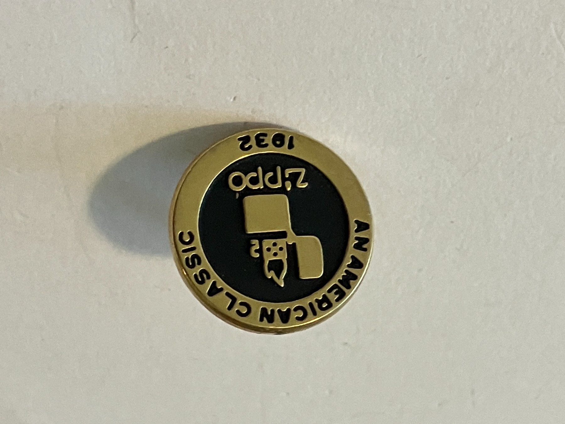 Placchette & Badge: 1 Pin Zippo Feuerzeug – Usato da Basel venduto da djwwpp