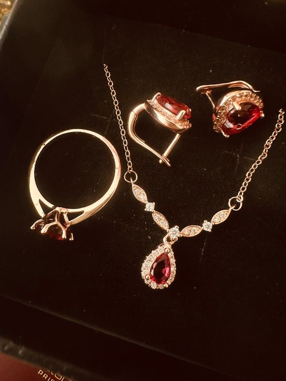 Autres bijoux: Parure rouge rubis, bague, et boucles – Neuf avec emballage d'origine à St-Maurice par Sandrinette123