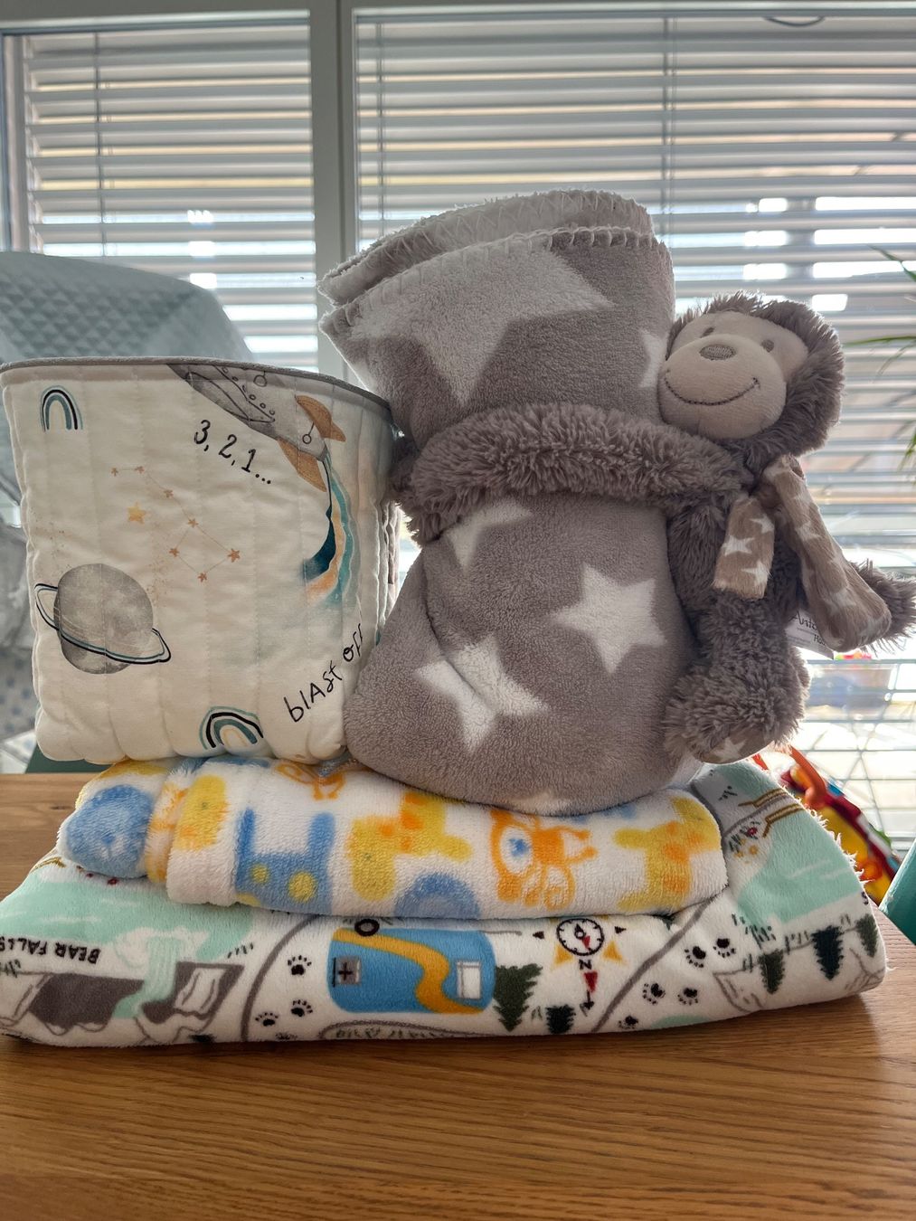 Decken: 3 couvertures bébé avec peluche et panier de rangement – Gebraucht aus Estavayer-le-Lac von stelina13