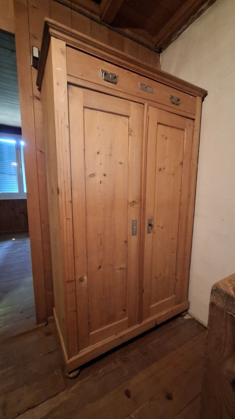 Schränke: Alter Bauernschrank – Gebraucht aus Lengnau BE von Mzno70