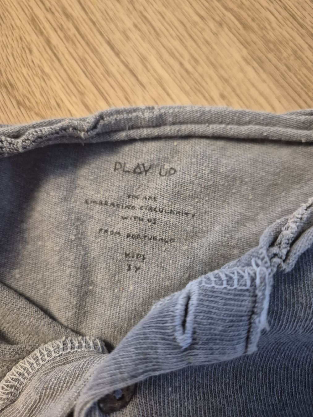 Pullover & Sweatshirts: 2x Play Up Langarmshirt, Gr. 3Y – Gebraucht aus Zürich von Emlet 1