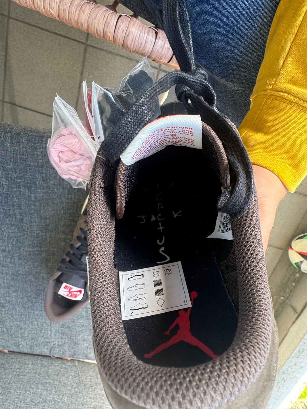 Jordan Herrenschuhe: Jordan 1 low Travis Scott Mocha T40/S7 – Neu und originalverpackt aus Corsier-sur-Vevey von mau_rl75 3