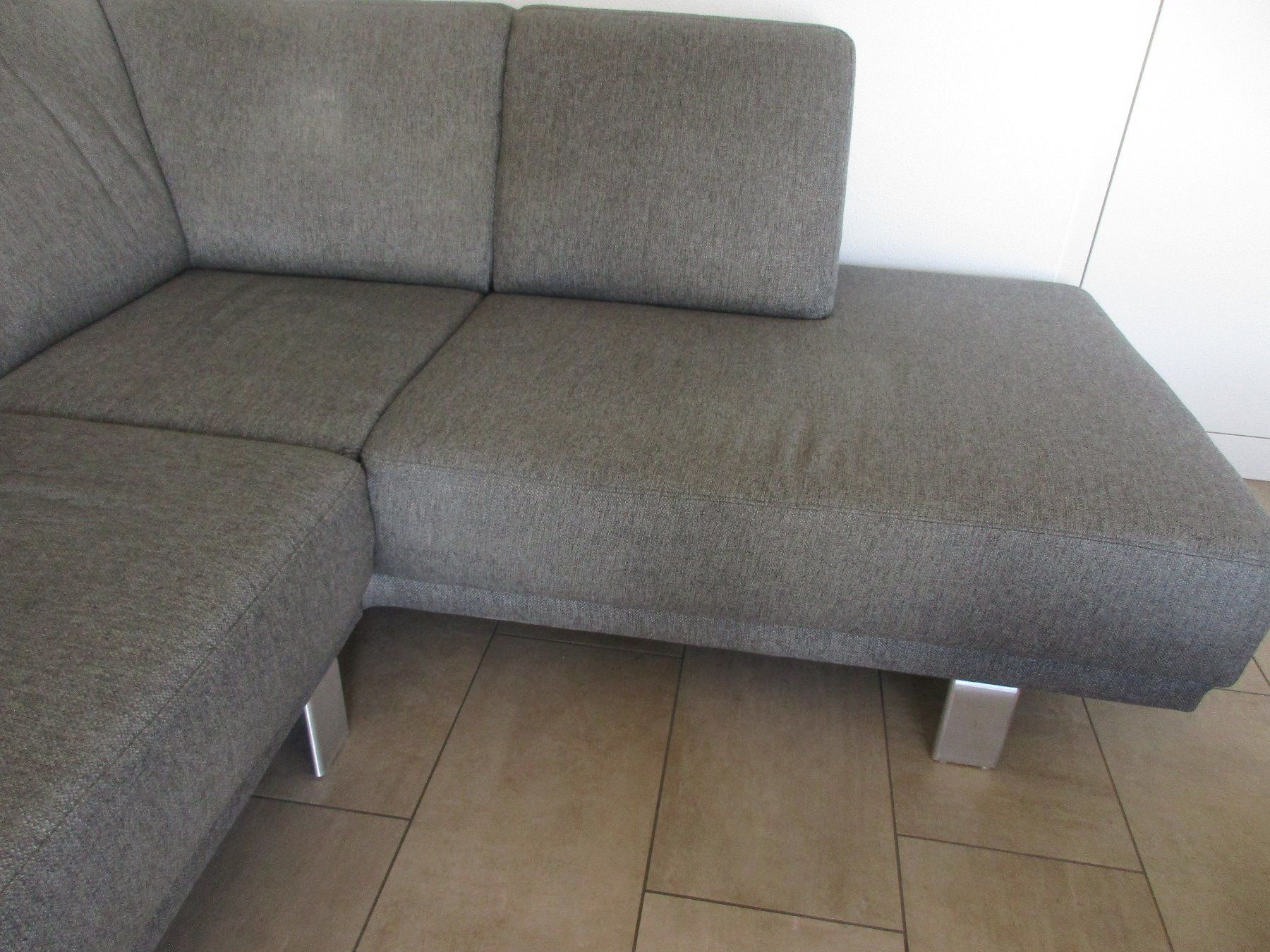Pfister Sofas: Ecksofa grau mit 6 Stühlen – Gebraucht aus Niederwil AG von Cembalo 3