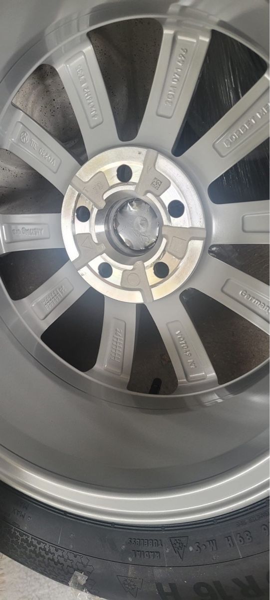 Pneus & Roues: VW Winterkompletträder – Neuf avec emballage d'origine à Muttenz par Saiyajin96 2