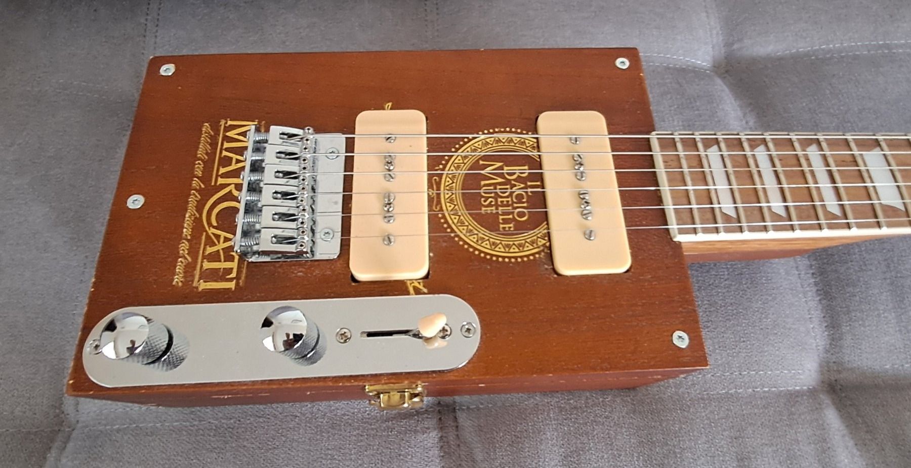 Strumenti musicali: El. Cigar (Grappa) Box Gitarre, keine Fender oder Gibson – Usato da Unterkulm venduto da Magerbu 1
