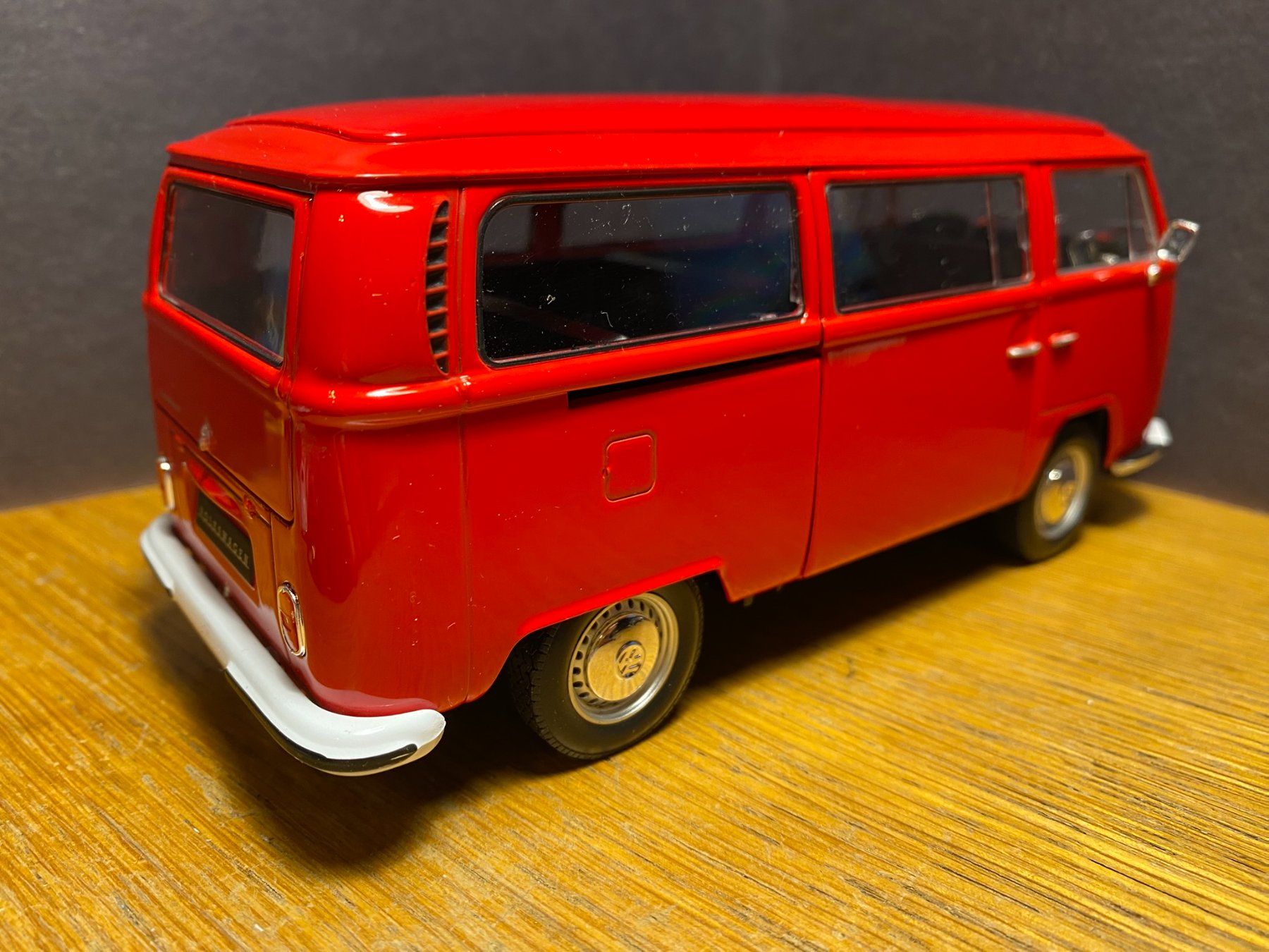 Welly Modellini d'auto: VW T2 Bulli - Welly 1:24 – Usato da Spiez venduto da Mlandcruiser 5