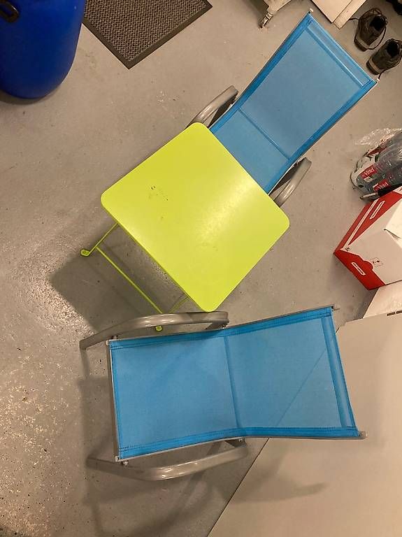 Set de table et chaises: Kinder Stuhl und Klapptisch – D'occasion à Arbon par Tschu79