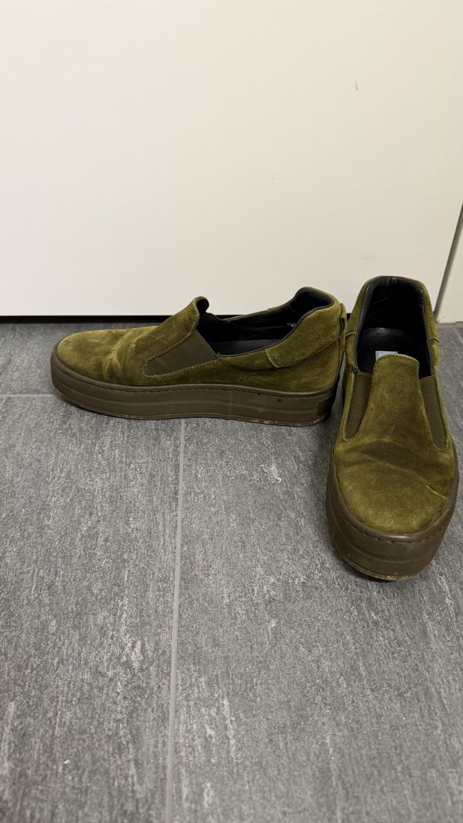 Scarpe da donna: Pair Green Suede Loafers – Usato da Zug venduto da SpringCleaning99 1