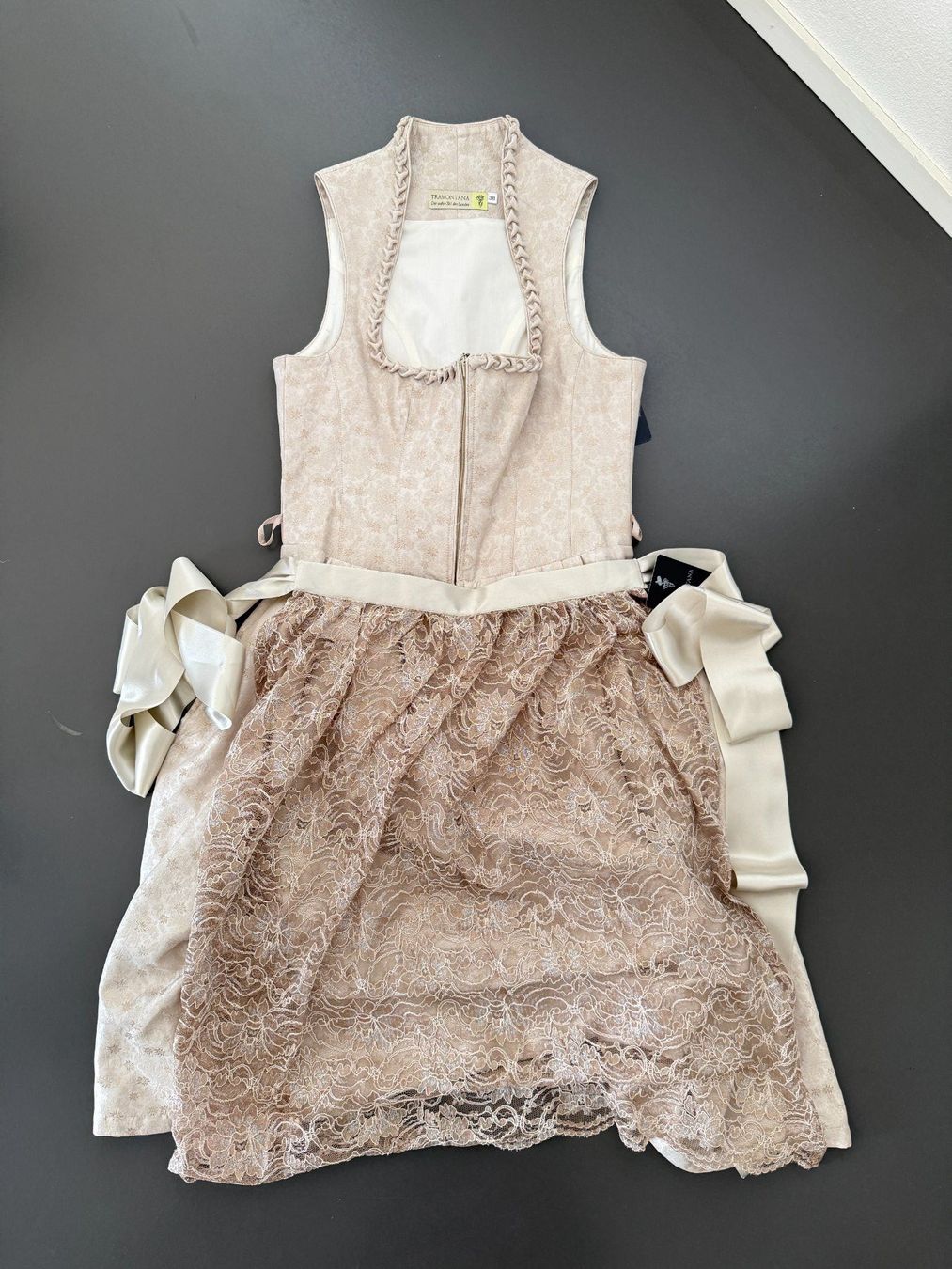 Costumi: Top-Dirndl inkl. Schürze & Bluse | beige | Gr. 38 – Nuovo e nell'imballaggio originale da Zürich venduto da chrirana