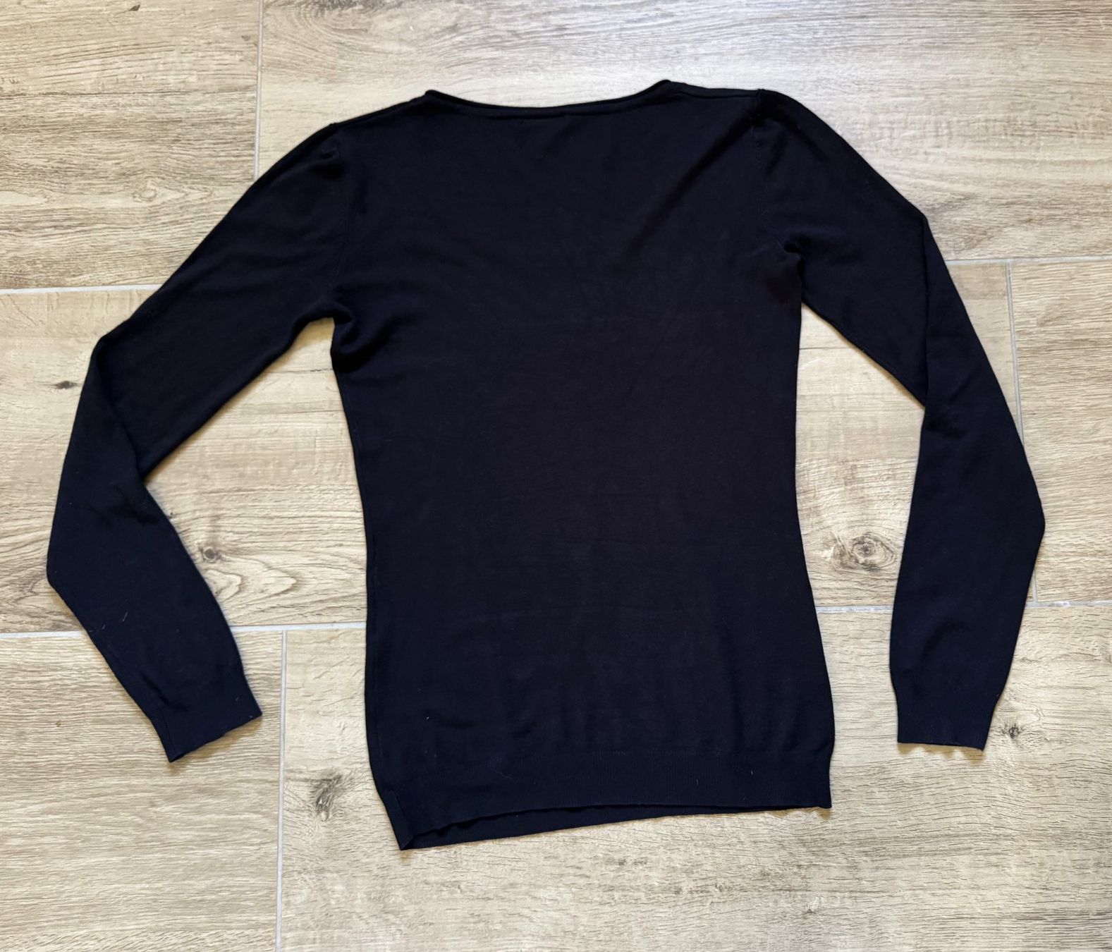 Guess Maglioni & Felpe: GUESS Pullover Feinstrick schwarz M goldene Nieten – Usato da Rüdlingen venduto da IschGUAT 1