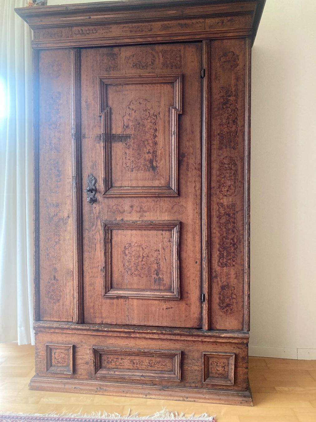 Armadi: Antiker Schrank mit 3 Tablaren – Usato da Meilen venduto da Nabucco10