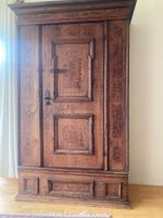 Antiker Schrank mit 3 Tablaren