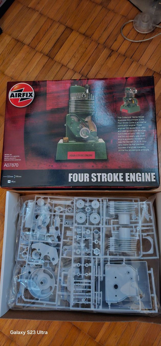 Airfix Kit di modellismo & Modellini statici: Airfix A07870 Four Stroke Engine Modellbausatz – Nuovo e nell'imballaggio originale da Wädenswil venduto da allesmussraus01