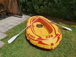 Schlauchboot mit Paddeln