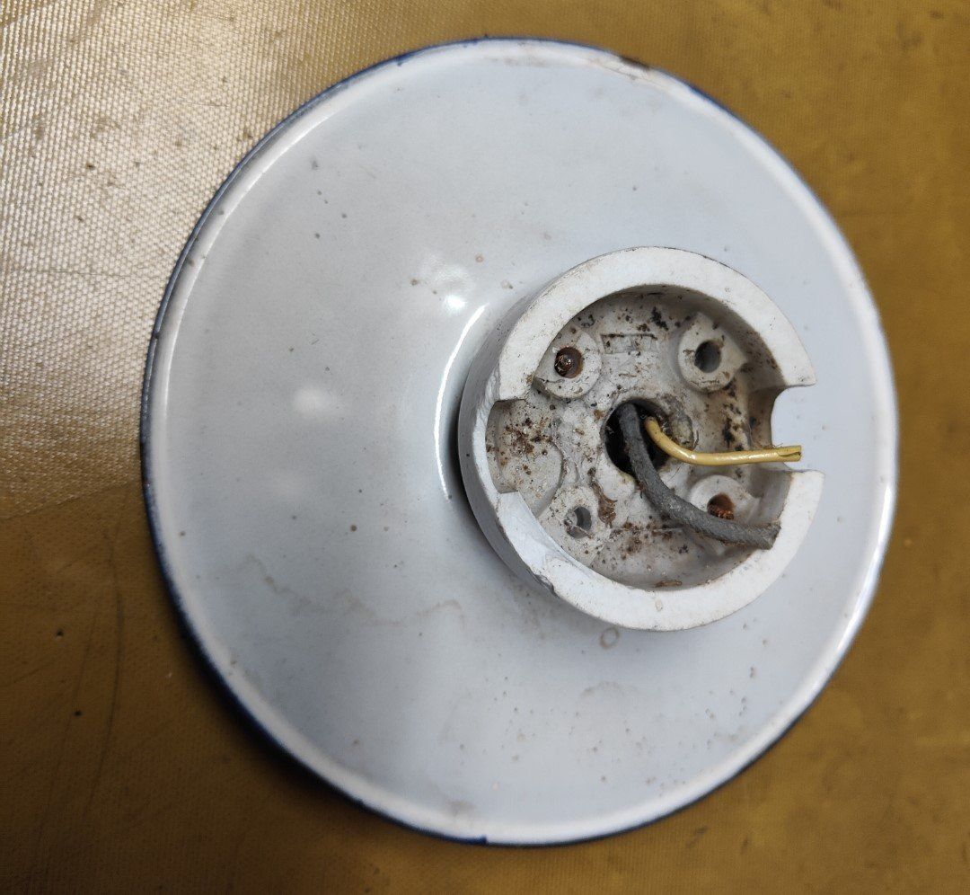 Lampade: Vintage Emaile-Lampe – Usato da Sigriswil venduto da Ricola1977 2
