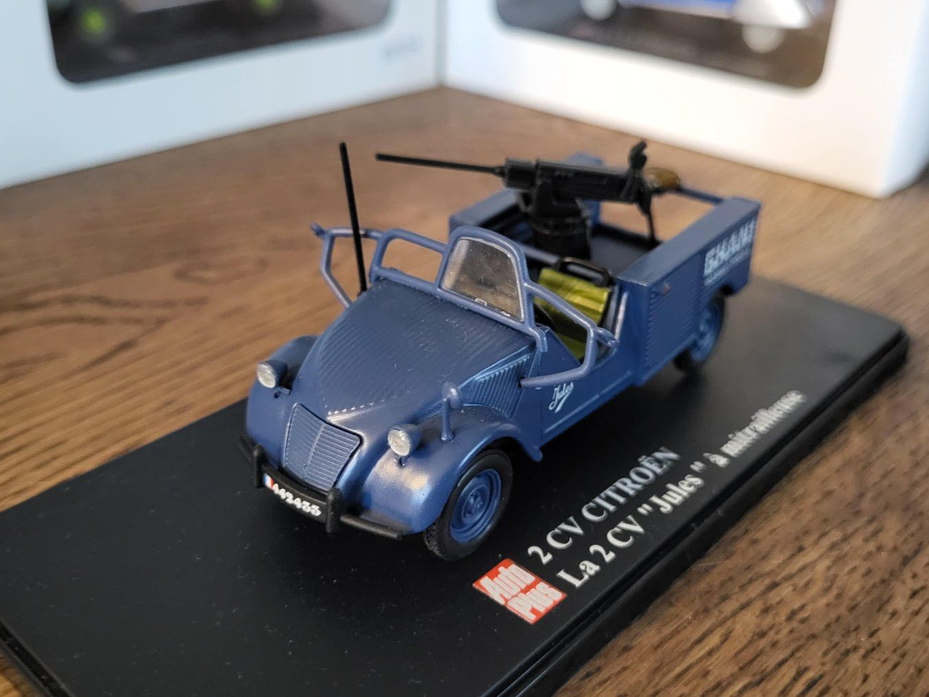 Modellini d'auto: Citroën 2CV Jules à mitrailleuse 1:43, Auto Plus – Usato da Rothrist venduto da Juana5