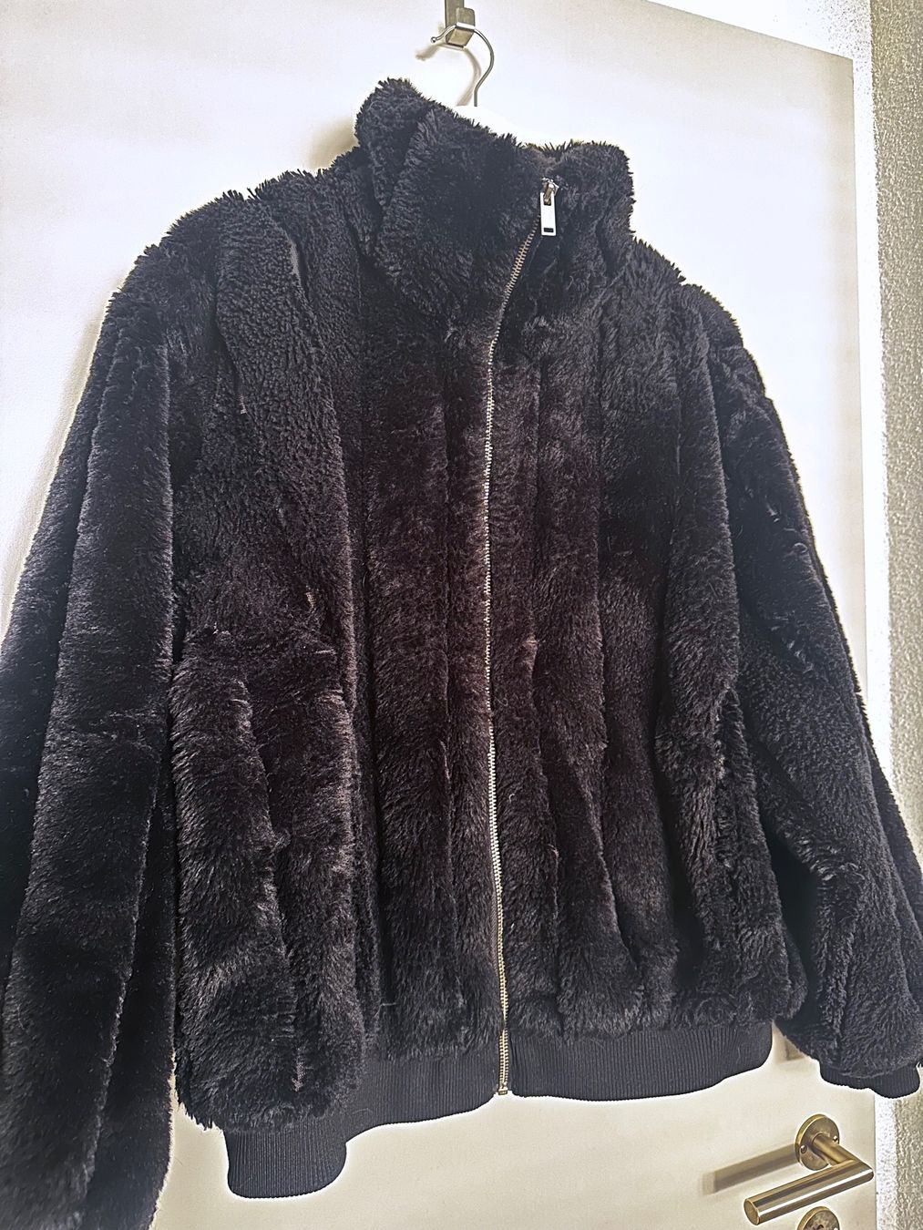 H&M Vestes: Schwarze Kuschel-Jacke, Grösse M, H&M – D'occasion à Haldenstein par enie123 1