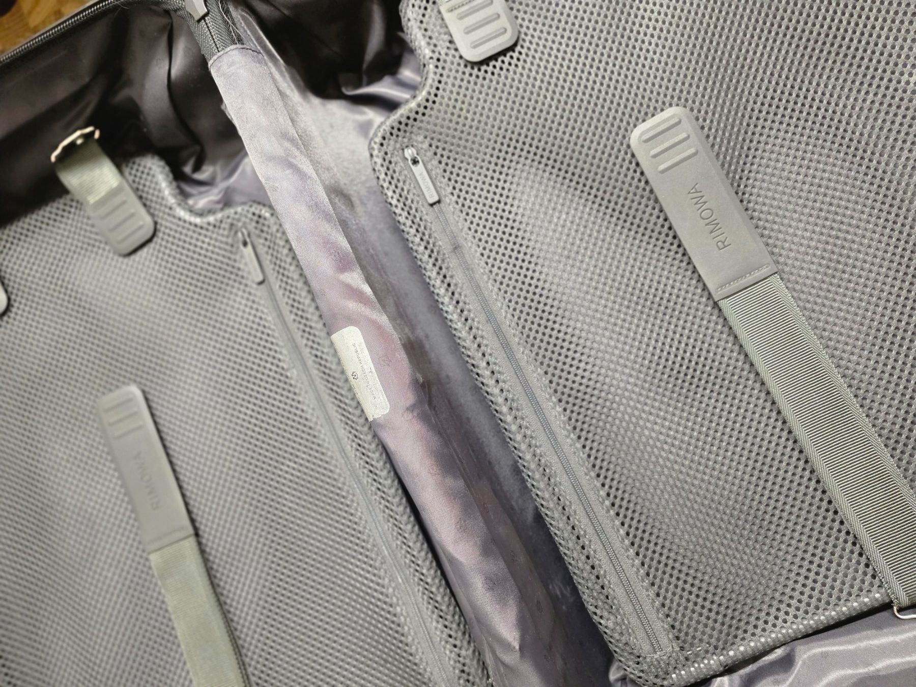 Rimowa Valigie: Rimowa essential cabin sleeve – Usato da Chambésy venduto da olivierGE 8