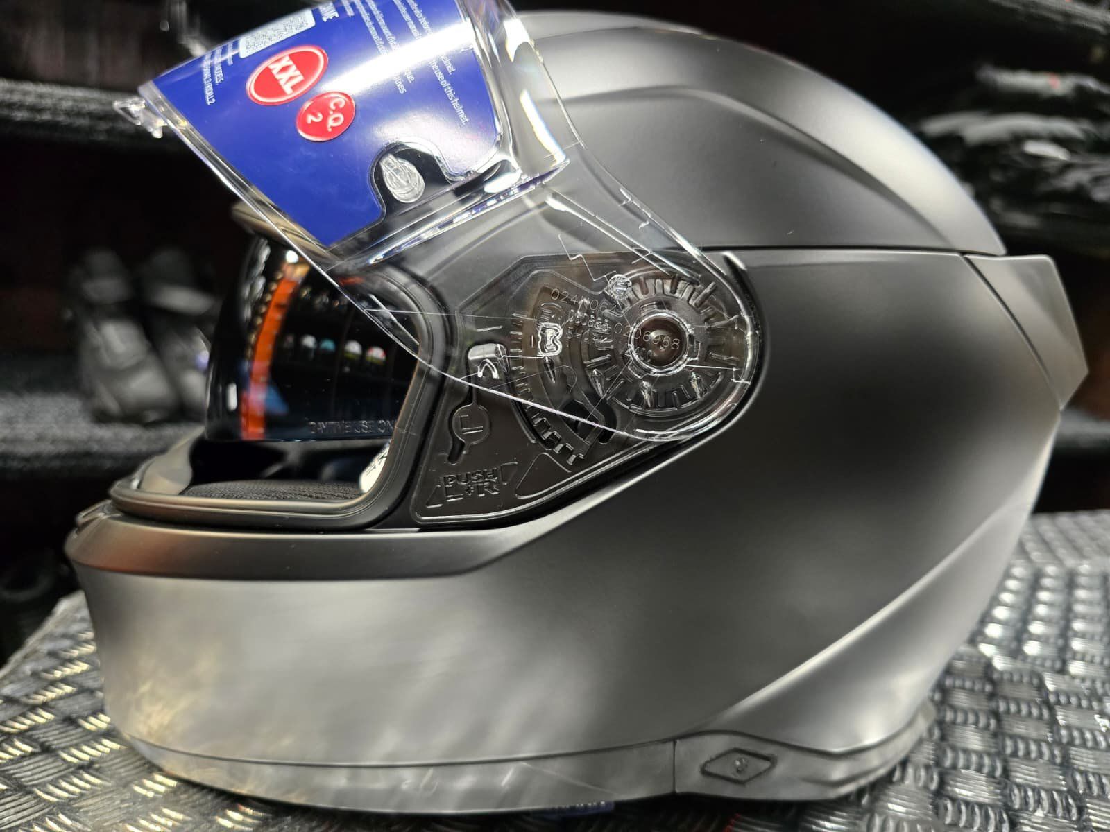 Caschi & visiere: Casque Shark Integral Skwal i3 Dark Shadow Edition mat – Nuovo e nell'imballaggio originale da Yverdon-les-Bains venduto da MotoFactory. 4