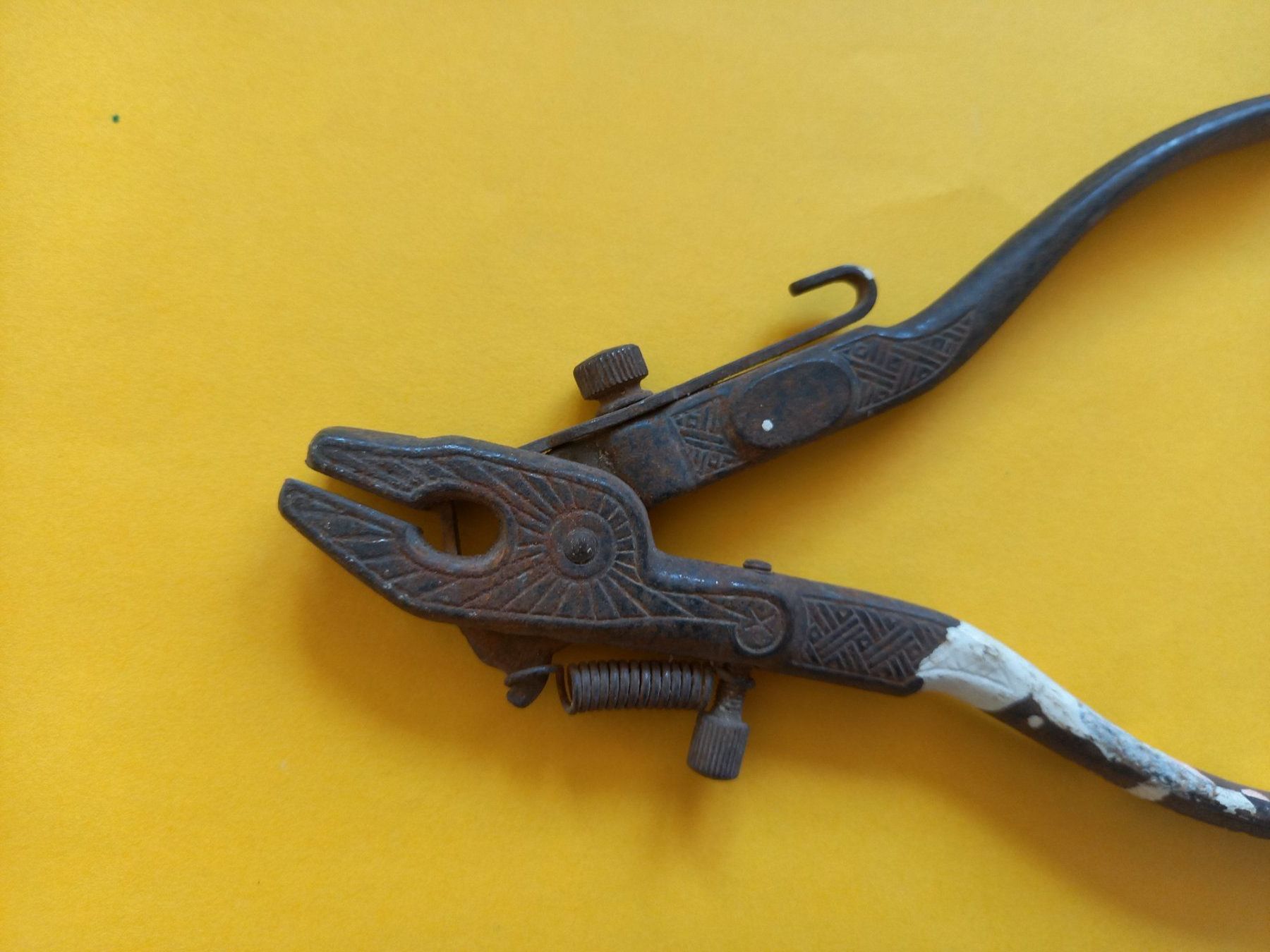 Tutti gli attrezzi: Pince ancienne à avoyer de menuiserie C.H.S. – Usato da Rossens FR venduto da Souris1 1