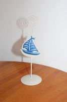 Fotohalter / Memohalter mit Segelboot-Motiv.