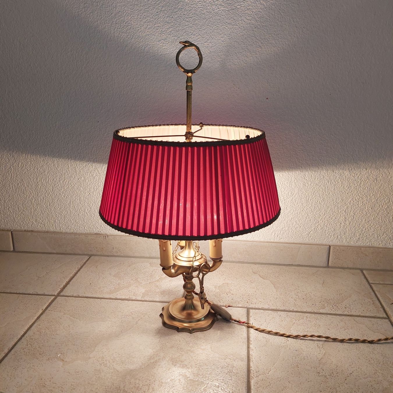Lampade: Vintage Tischlampe mit rotem Schirm – Usato da Solothurn venduto da Kuma5