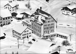Parpan GR // 1967 Hotel Stätzerhorn Winter Flugbild