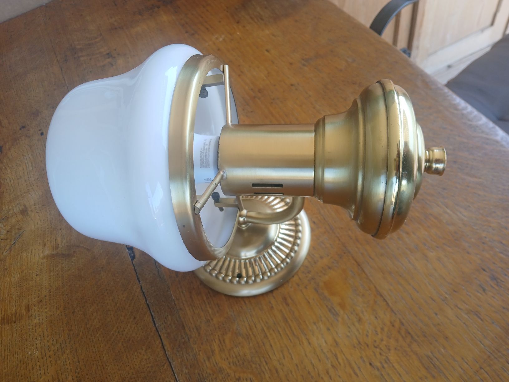 Lampade: Lampe Murale Vintage Dorée & Blanc Opaline – Usato da Corcelles-Payerne venduto da evalyne