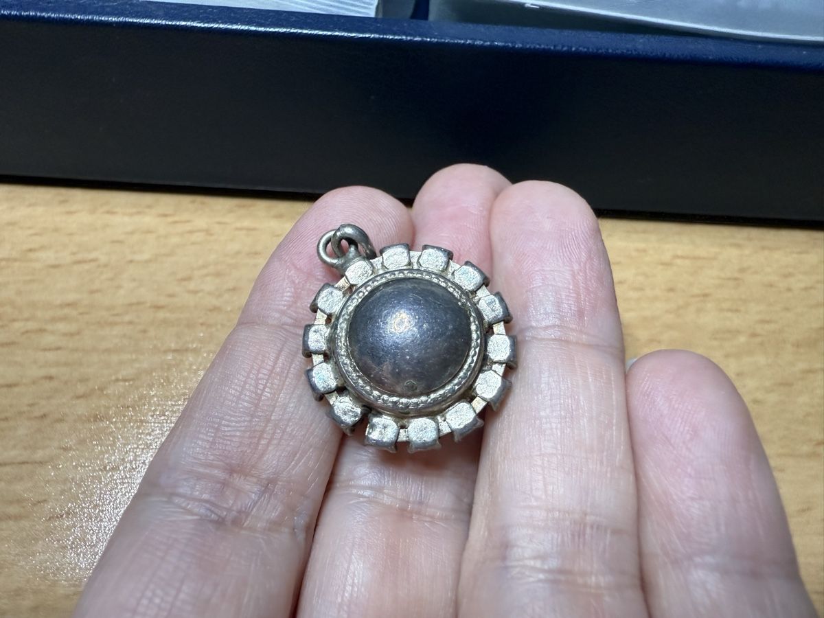 Ciondoli: Vintage Anhänger mit Strasssteinen – Usato da Lamone venduto da LaCantinaMagica 8