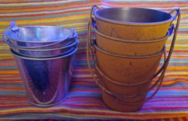 3x silberne und 3x gelb-braune Blecheimer