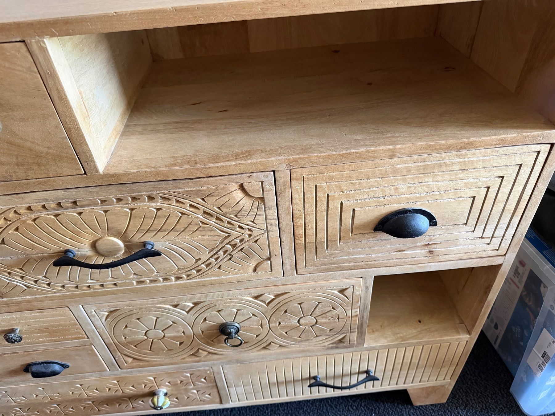 Livique Cassettiere: Holz Sideboard mit Schnitzereienrl – Usato da Oberägeri venduto da kaitanja 2
