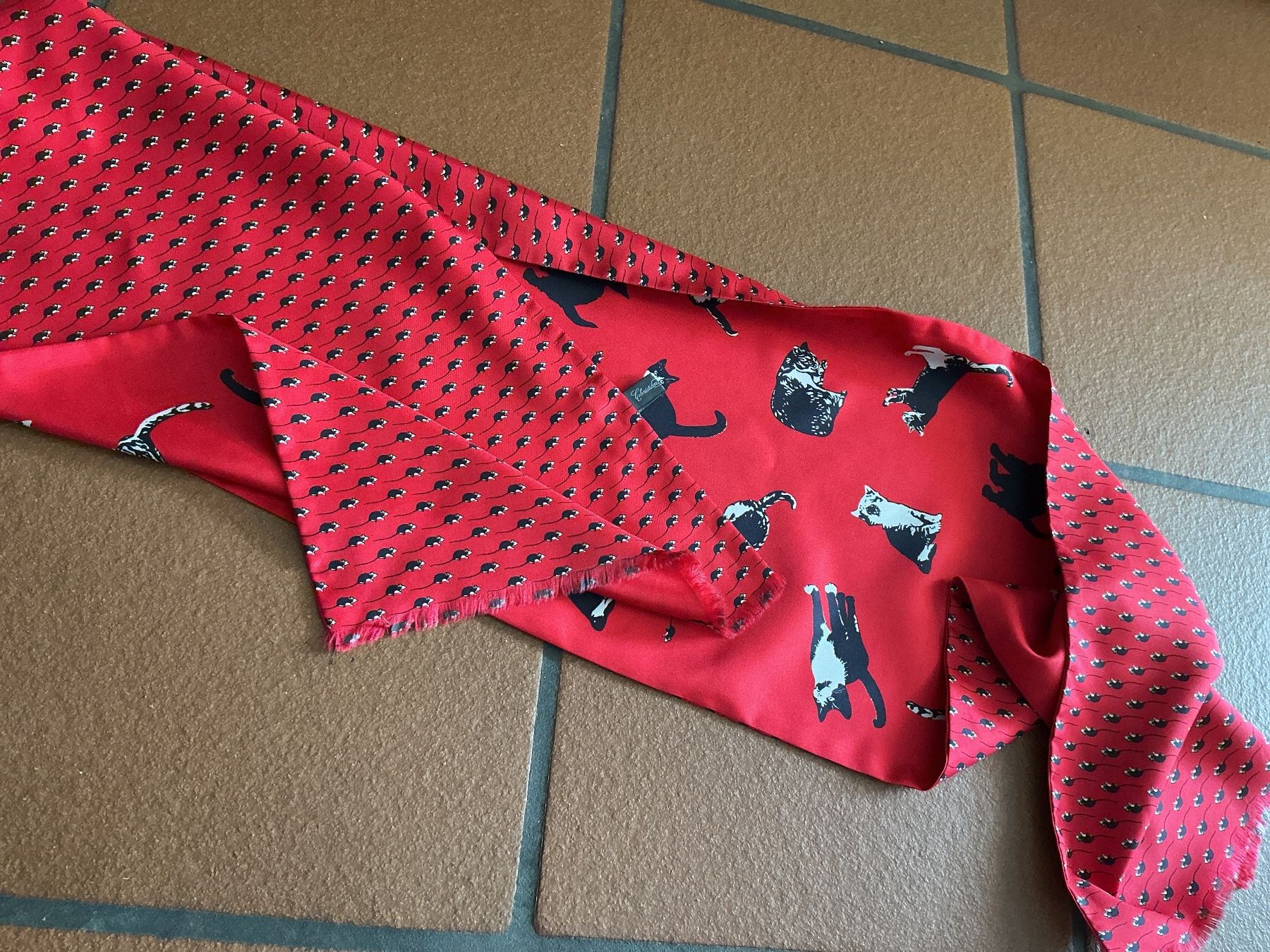Foulards, Tücher & Schals: Fischbacher  Seidenschal rot mit Katzenmuster – Gebraucht aus Wettingen von Andres54 2