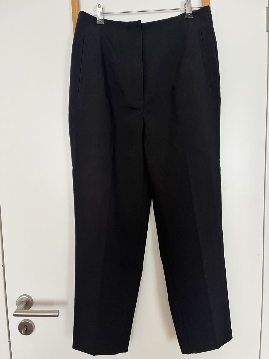 Zara Hosen: Schwarzes Stoffhosen Must-Have – Gebraucht aus Zürich von Lelillemore