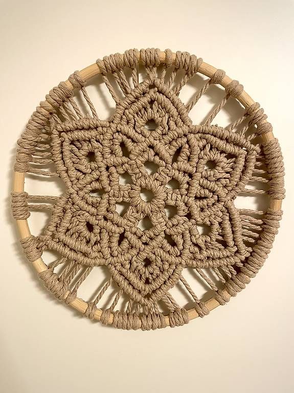 Tutte le decorazioni: Makramee Wanddeko - Unikat (25 cm) – Usato da Hausen AG venduto da SolivaLab