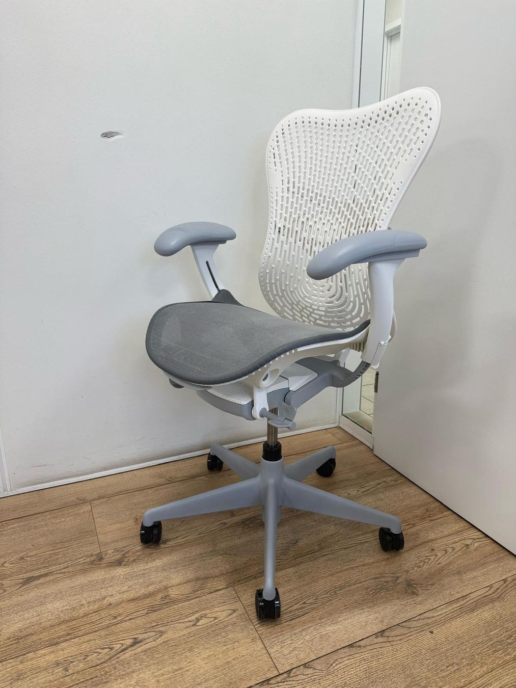 Herman Miller Chaises: Herman Miller Mirra 2 Alpine – D'occasion à Purmerend par Offeco 5