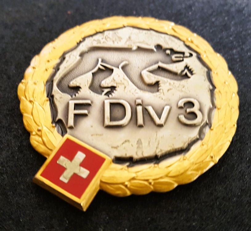 Pin's Fasnacht 1975 – Insigne Suisse – Thème Tourisme Et Villes – Métal