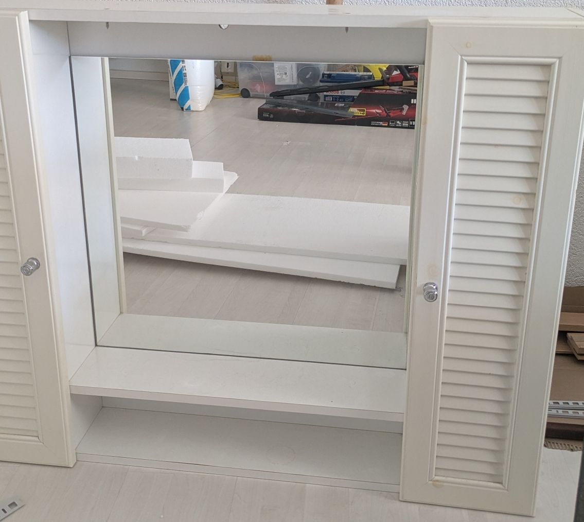 Armadietti a specchio: Spiegelschrank mit Lamellentüren – Usato da Gretzenbach venduto da wue_nj8h