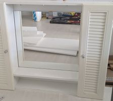 Spiegelschrank mit Lamellentüren
