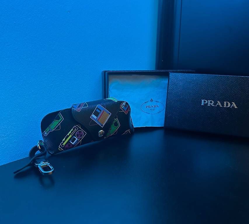 Occhiali & Lenti: PRADA saffiano leather Sonnenbrillen case – Usato da Neuenegg venduto da superbear123