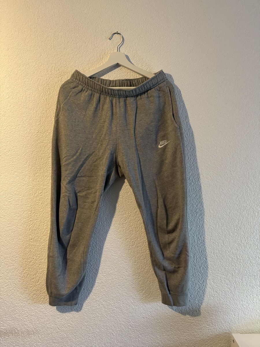Nike Hosen: Nike Sweatpants (hellgrau) – Gebraucht aus Bätterkinden von BernFashion