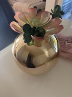 Kugelvase goldfarben und Kunstpflanze