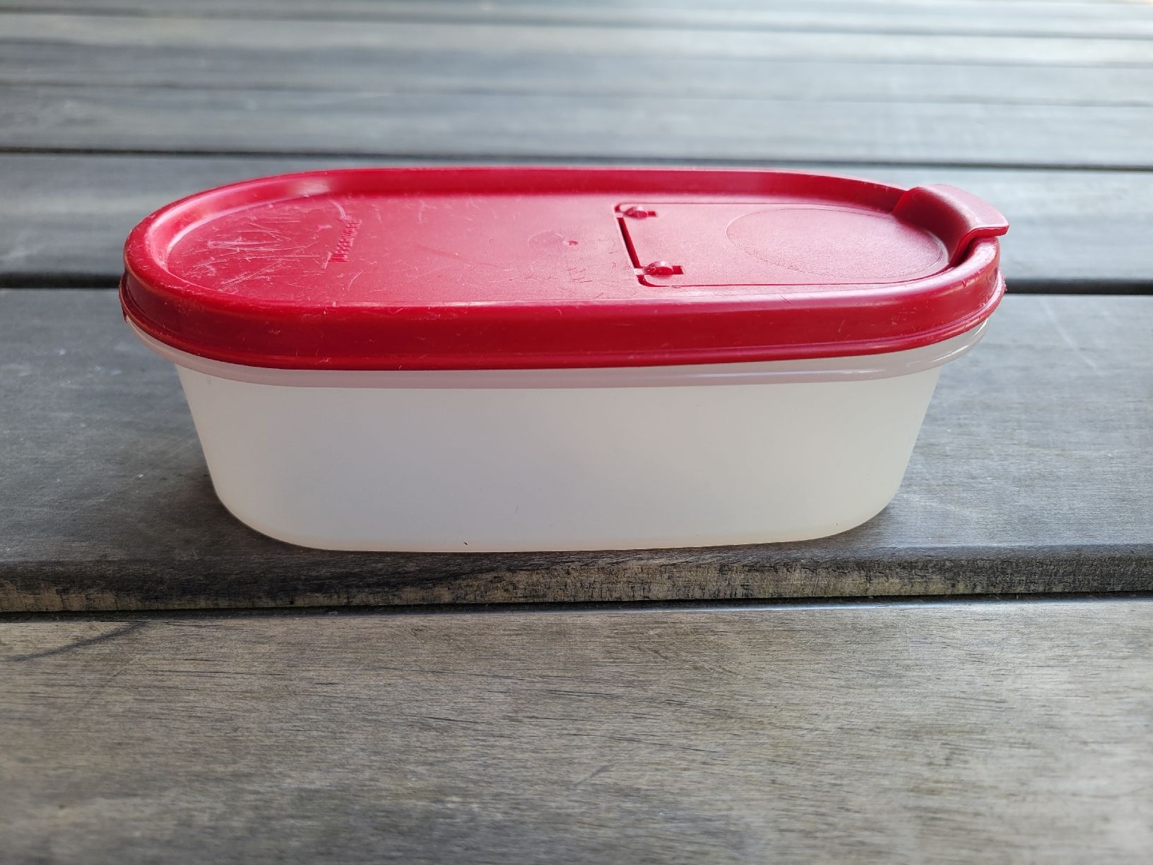 Tupperware Contenitori & Simili: Tupperware Dose mit rotem Deckel, ca. 0.5 Liter – Usato da Kesswil venduto da mie_g89p