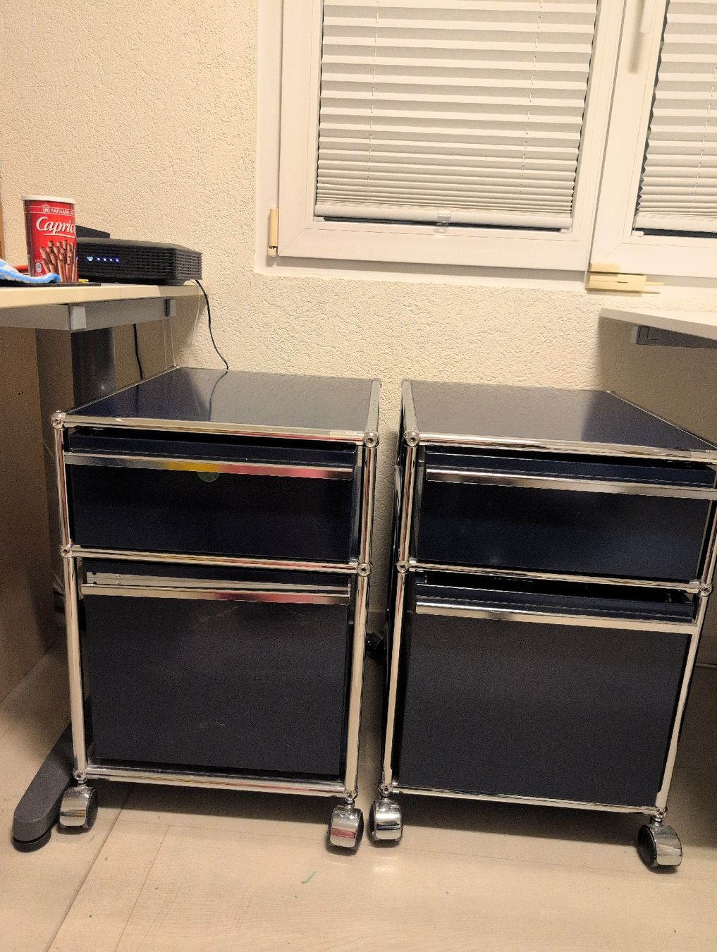 2 USM Haller Rollcontainer dunkelblau mit Schubladen (Neu (gemäss ...