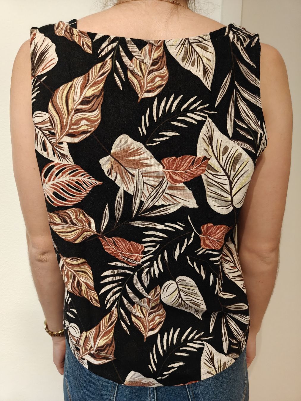 Camicette: Damen Top schwarz mit Blattmuster Gr. S – Usato da Olten venduto da Edelw1ss 1