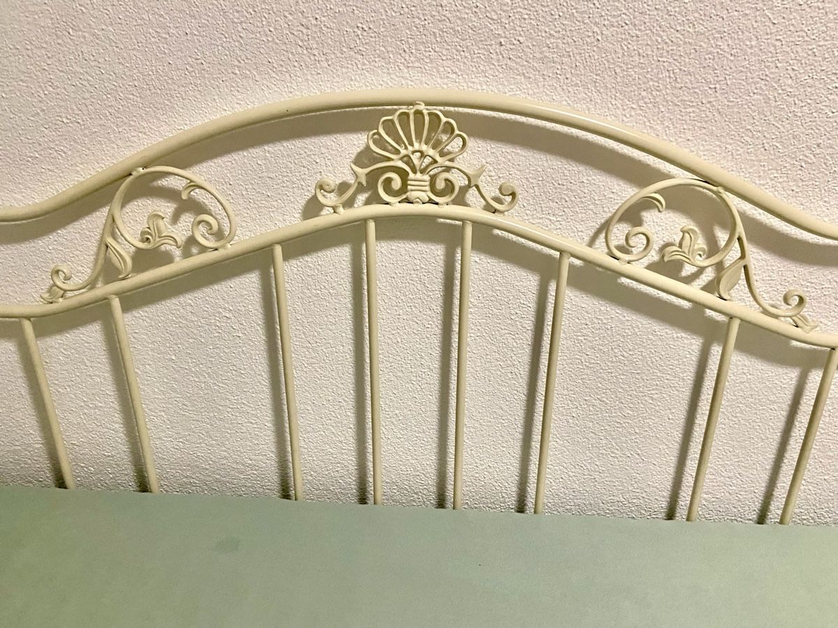 Betten: Bett Einzel romantisches Design in Milchweiss – Gebraucht aus Rüti ZH von Avem90 2
