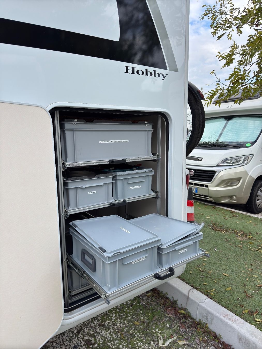 Hobby Veicoli da campeggio: Hobby Optima OnTour Edition mit vielen Extras – Usato da Bürglen UR venduto da PRINTCORE 1